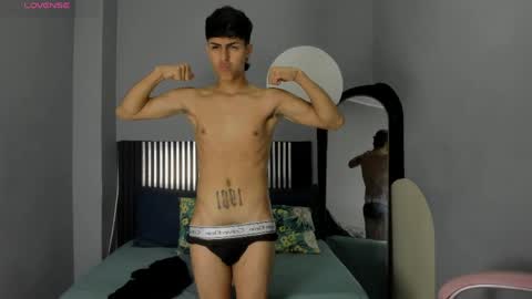 Snapshot of axel_mendoza_ chatting on June 4, 9:21 pm A X E L online show from June 4, 9:21 pm