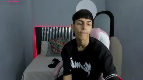 Snapshot of axel_mendoza_ chatting on June 23, 8:18 pm A X E L online show from June 23, 8:18 pm