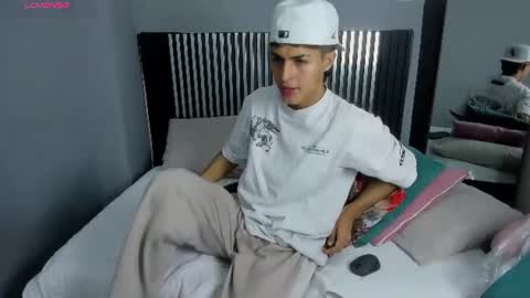 Snapshot of axel_mendoza_ chatting on July 3, 8:26 pm A X E L online show from July 3, 8:26 pm