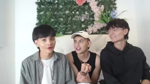 Snapshot of axel_milo_and_kairo chatting on November 7, 10:21 pm axel_milo_and_kairo online show from November 7, 10:21 pm