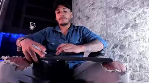 Snapshot of axell_cross2 chatting on November 3, 6:42 pm Axell Cross2 online show from November 3, 6:42 pm