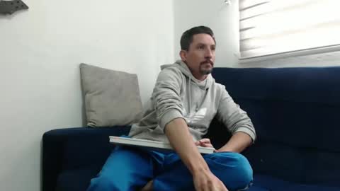 Snapshot of axell_rosee chatting on February 14, 7:32 pm Axel Rose online show from February 14, 7:32 pm