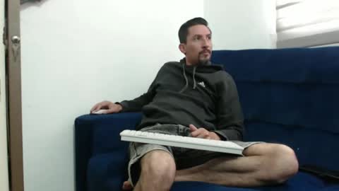 Snapshot of axell_rosee chatting on February 17, 7:31 pm Axel Rose online show from February 17, 7:31 pm