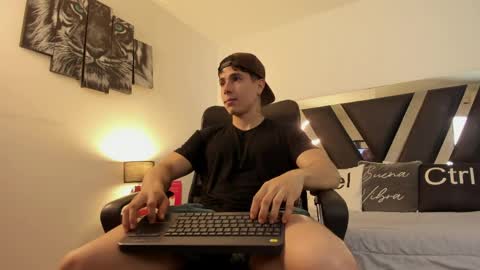 axelmartinezz online show from April 2, 8:50 pm