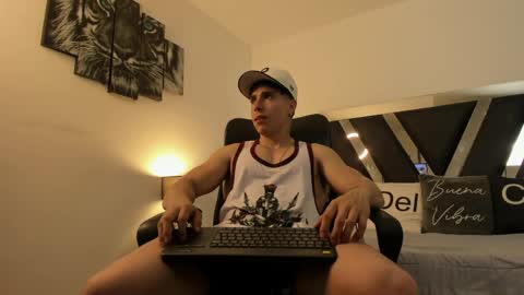 axelmartinezz online show from April 5, 8:28 pm