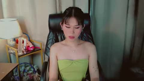 AYAHOSHILOVESYOU online show from May 21, 9:05 am