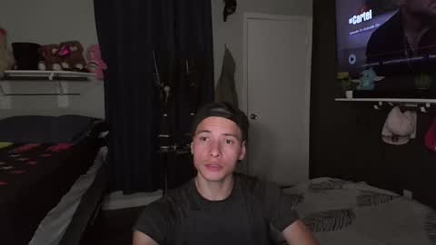Snapshot of azell19 chatting on January 8, 2:14 am azell19 online show from January 8, 2:14 am