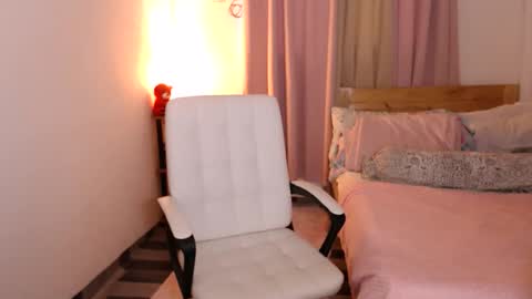 Snapshot of azianalina chatting on December 17, 1:33 am Lina online show from December 17, 1:33 am