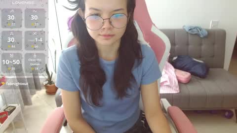 Snapshot of azu_chan chatting on April 25, 3:42 pm Azu online show from April 25, 3:42 pm