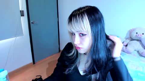 Azu Moure online show from December 7, 8:38 pm