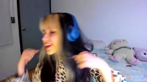 Azu Moure online show from December 10, 4:34 am