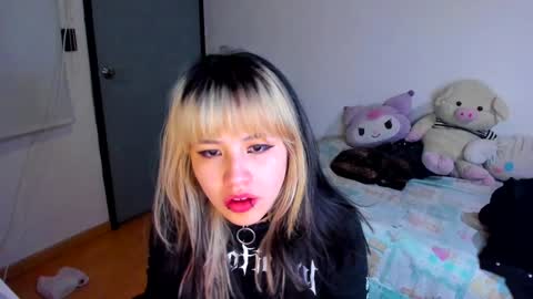 Azu Moure online show from December 12, 2:26 am