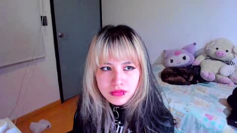 Azu Moure online show from December 12, 5:42 am