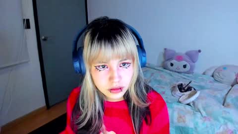 Azu Moure online show from December 16, 6:53 am