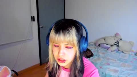 Azu Moure online show from December 17, 7:07 am