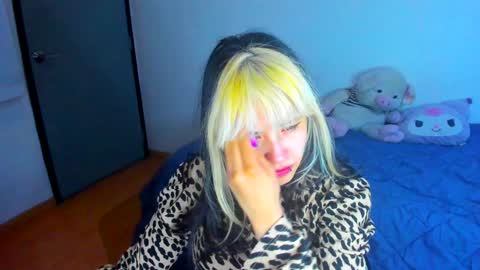 Azu Moure online show from February 7, 7:40 am