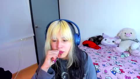 Azu Moure online show from February 25, 11:30 am