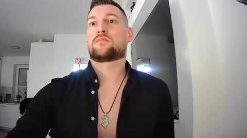 Snapshot of b_marco_ chatting on February 19, 12:44 pm b_marco_ online show from February 19, 12:44 pm