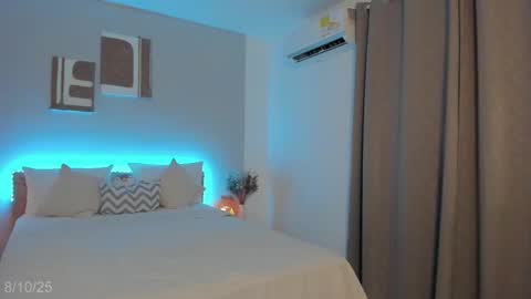 itzell  online show from October 8, 11:57 pm