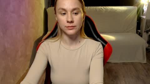 baby_kitte online show from April 9, 6:19 am