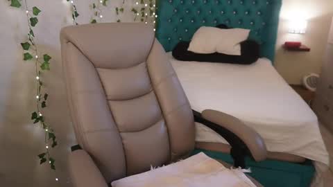 Snapshot of babyangiee chatting on December 19, 10:17 pm Instagram online show from December 19, 10:17 pm