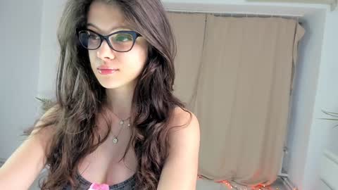 Aylin  online show from December 3, 6:43 am