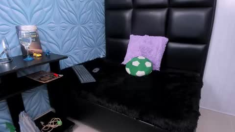 Snapshot of bad_boy_21_ chatting on February 26, 5:39 am bad_boy_21_ online show from February 26, 5:39 am