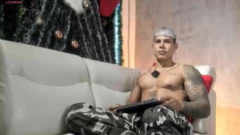 Snapshot of bad_boytoh chatting on January 12, 12:43 pm bad_boytoh online show from January 12, 12:43 pm