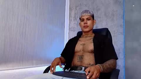 Snapshot of bad_boytoh chatting on February 14, 3:53 pm bad_boytoh online show from February 14, 3:53 pm