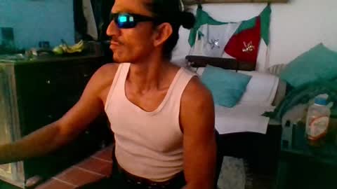 Snapshot of badhombremx chatting on February 4, 3:26 pm Mexican livin Off the Wall online show from February 4, 3:26 pm