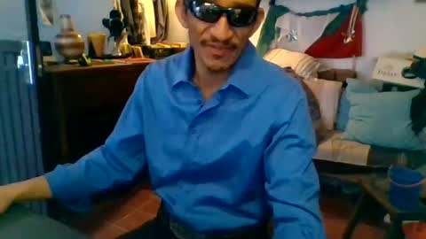 Snapshot of badhombremx chatting on February 27, 4:10 pm Mexican livin Off the Wall online show from February 27, 4:10 pm