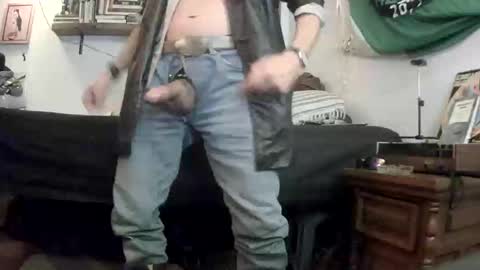 Snapshot of badhombremx chatting on September 17, 7:32 am Mexican livin Off the Wall online show from September 17, 7:32 am