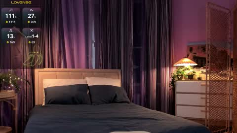 Snapshot of bananarum chatting on February 17, 12:23 pm Allie online show from February 17, 12:23 pm