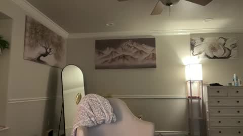 chicka online show from April 10, 3:01 am