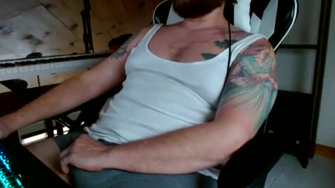 Snapshot of beardbellyandtattoos chatting on October 2, 10:17 pm Beard Belly and Tattoos online show from October 2, 10:17 pm