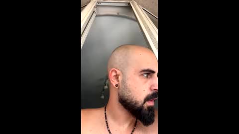 Snapshot of beardedbaldy_09 chatting on October 24, 9:17 am Ask me online show from October 24, 9:17 am