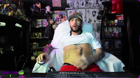 Snapshot of beastbxy chatting on December 17, 8:12 am beast bxy online show from December 17, 8:12 am