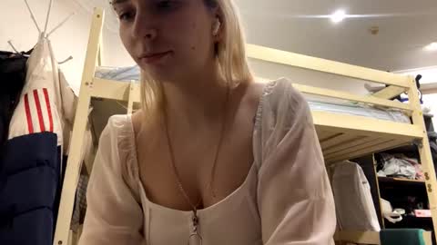 Snapshot of beautifultips chatting on February 26, 3:22 pm Mia online show from February 26, 3:22 pm