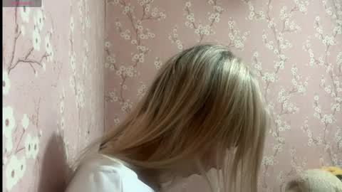 Mia online show from April 2, 5:54 pm