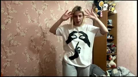 Mia online show from April 15, 3:19 pm