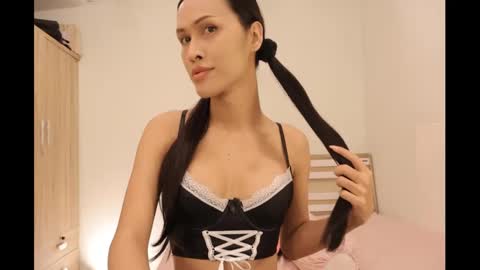Snapshot of bee_thai chatting on December 6, 8:18 pm bee_thai online show from December 6, 8:18 pm