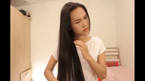 Snapshot of bee_thai chatting on January 25, 6:35 pm bee_thai online show from January 25, 6:35 pm