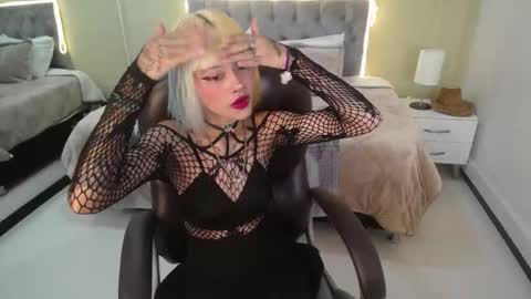 Snapshot of bela_craxkerr chatting on December 3, 12:58 pm Bela online show from December 3, 12:58 pm