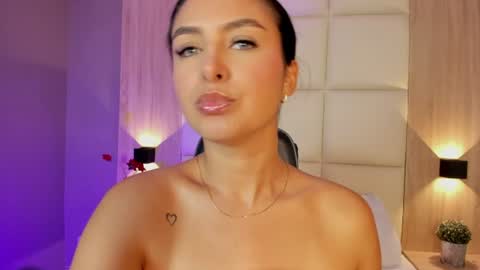 Snapshot of bella1207 chatting on June 13, 7:01 pm Bella cam online show from June 13, 7:01 pm
