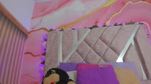 Snapshot of bella__sweets chatting on February 19, 10:33 am Melanie online show from February 19, 10:33 am