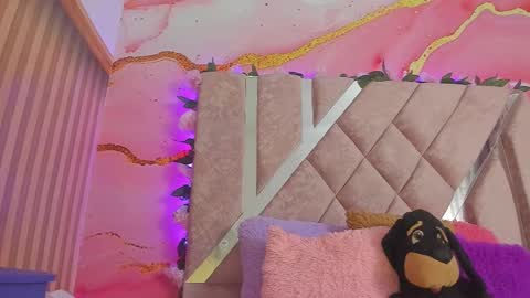 Snapshot of bella__sweets chatting on February 21, 10:38 am Melanie online show from February 21, 10:38 am