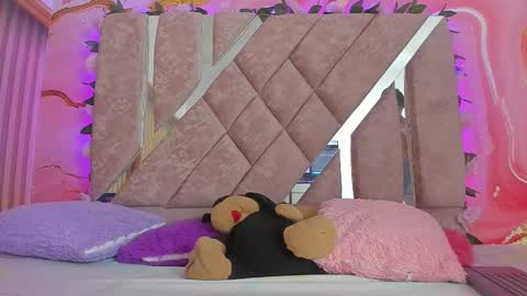 Snapshot of bella__sweets chatting on February 23, 10:34 am Melanie online show from February 23, 10:34 am