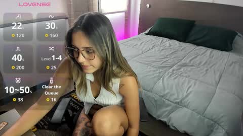 Snapshot of bella_blue_ chatting on October 15, 6:30 pm bella_blue_ online show from October 15, 6:30 pm