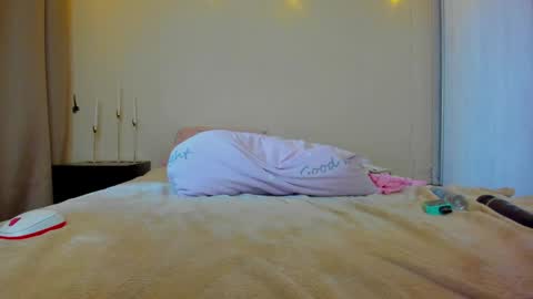 Snapshot of bella_foryou chatting on December 15, 7:35 am NastyaThere are legends that in this room all your wishes can come true  Private is Open online show from December 15, 7:35 am