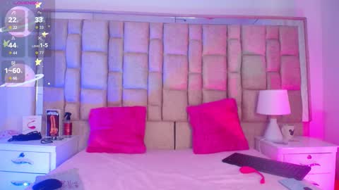 Snapshot of bella_haimi chatting on March 1, 3:52 am bella online show from March 1, 3:52 am